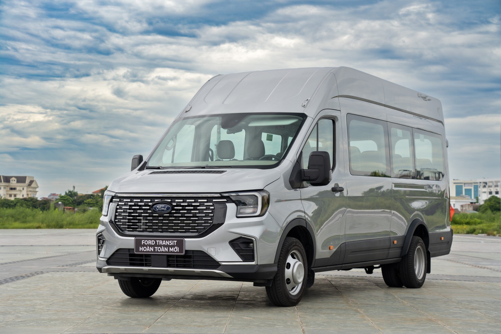 gia_xe_ford_transit_18_cho_2025_premium_-_ngoai_that_1