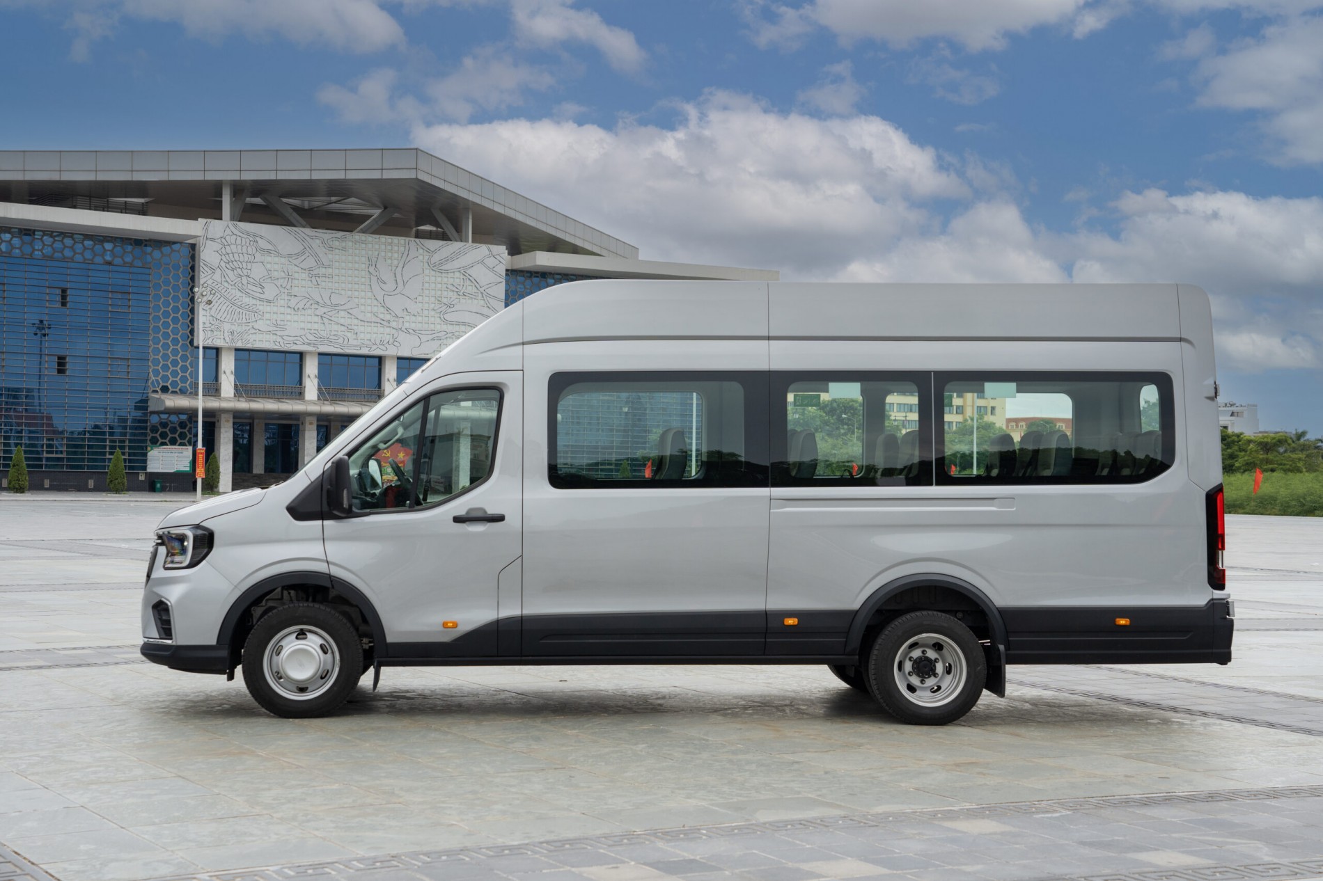gia_xe_ford_transit_18_cho_2025_premium_-_ngoai_that_2