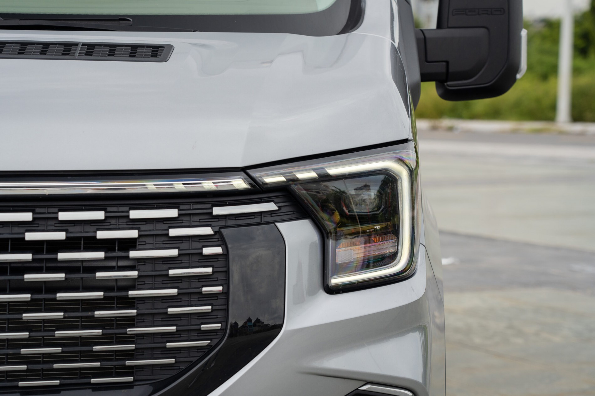 gia_xe_ford_transit_18_cho_2025_premium_-_ngoai_that_4