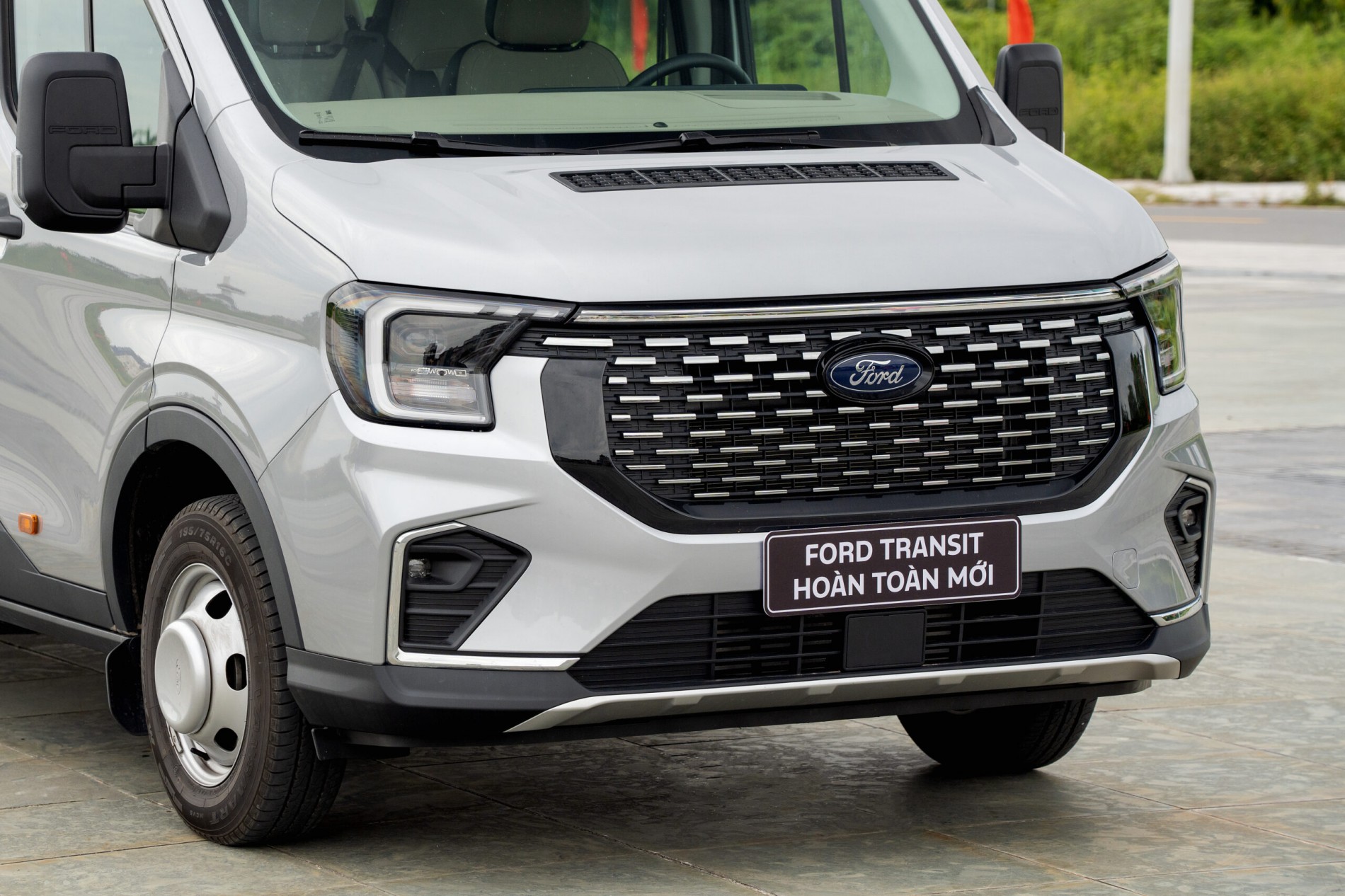 gia_xe_ford_transit_18_cho_2025_premium_-_ngoai_that_5