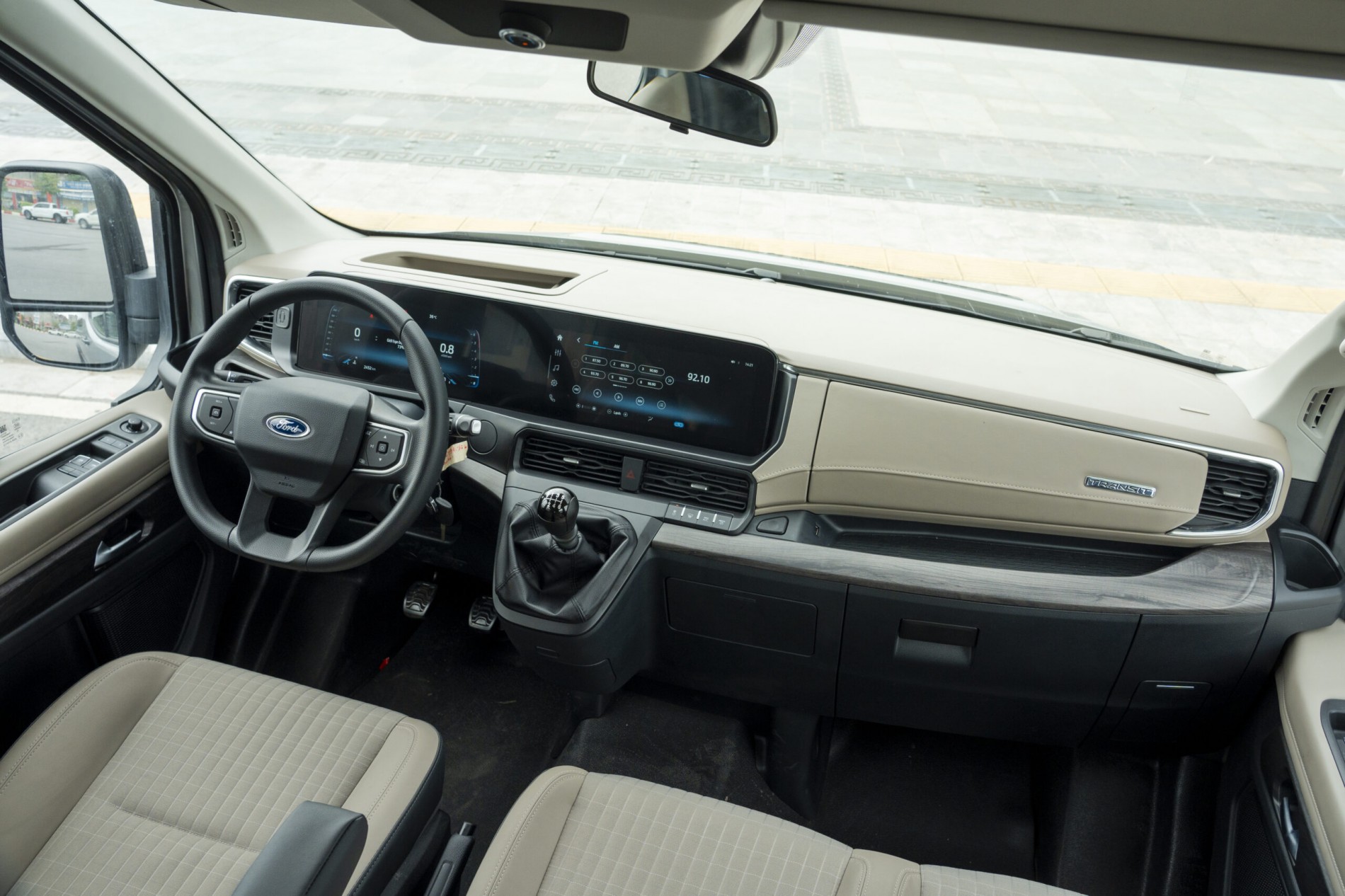 gia_xe_ford_transit_18_cho_2025_premium_-_noi_that_11