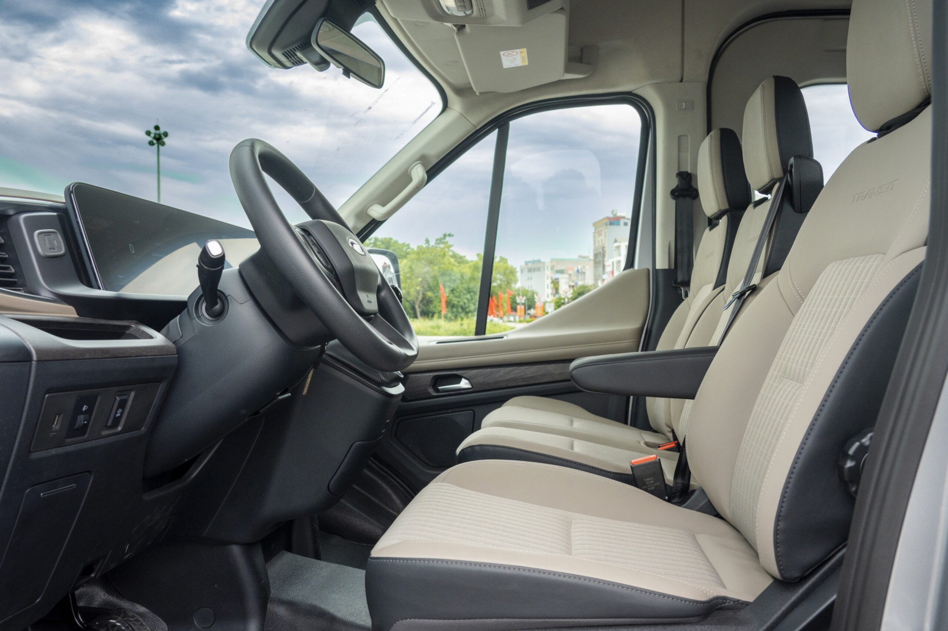 gia_xe_ford_transit_18_cho_2025_premium_-_noi_that_4
