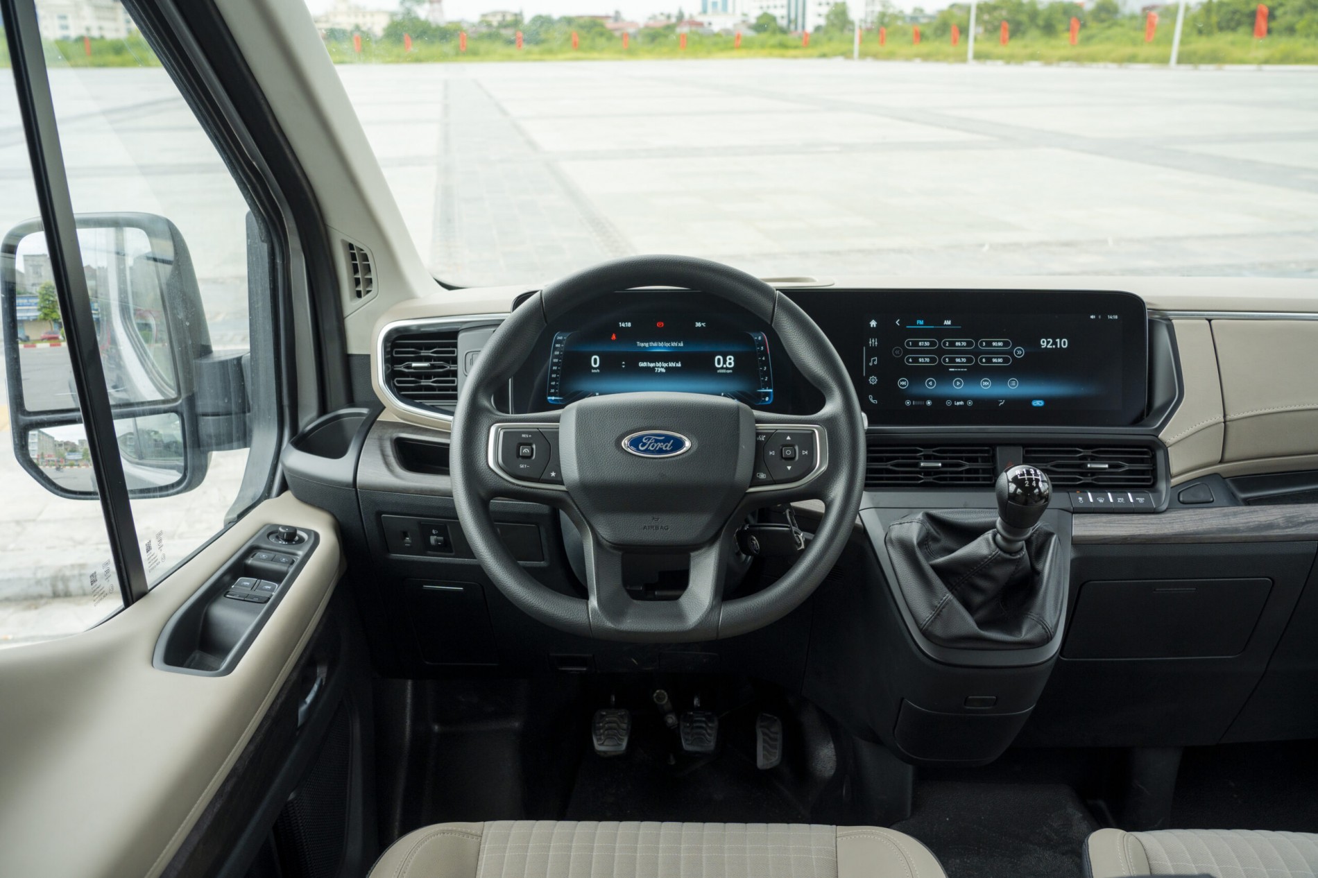 gia_xe_ford_transit_18_cho_2025_premium_-_noi_that_9
