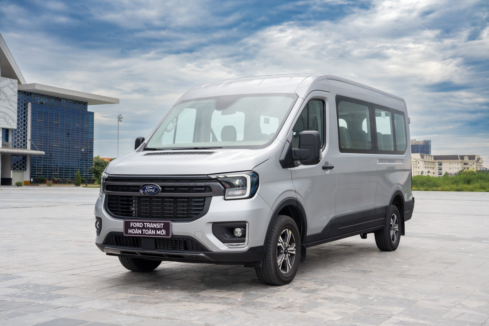 gia_xe_ford_transit_2025_trend_16_cho_-_ngoai_that_1