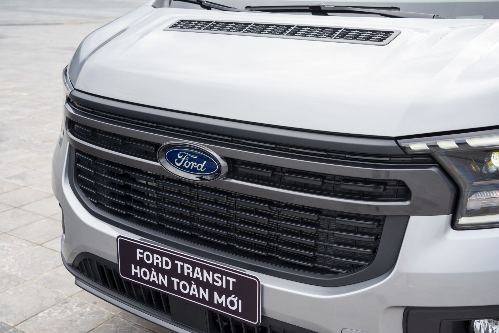gia_xe_ford_transit_2025_trend_16_cho_-_ngoai_that_11