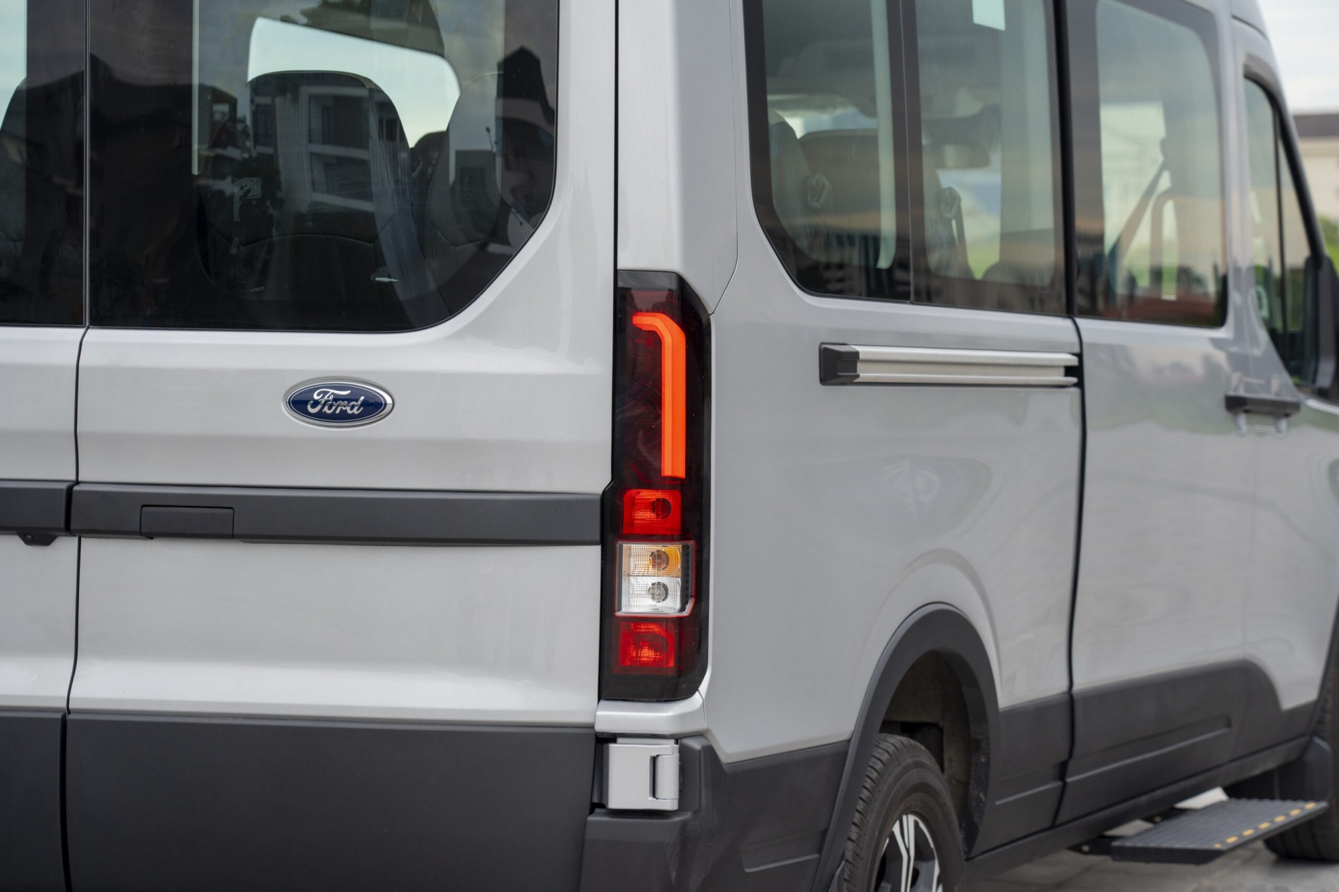 gia_xe_ford_transit_2025_trend_16_cho_-_ngoai_that_14