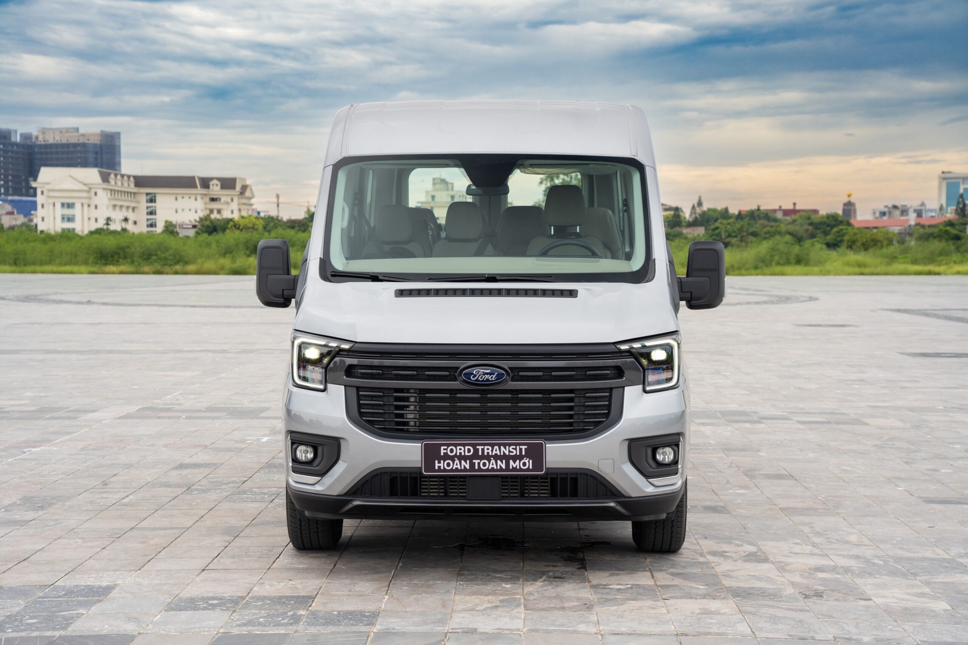 gia_xe_ford_transit_2025_trend_16_cho_-_ngoai_that_2
