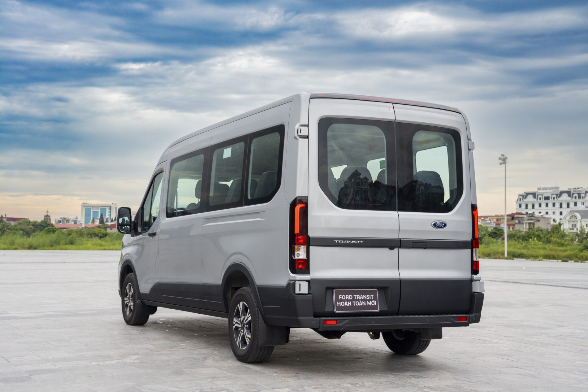 gia_xe_ford_transit_2025_trend_16_cho_-_ngoai_that_7