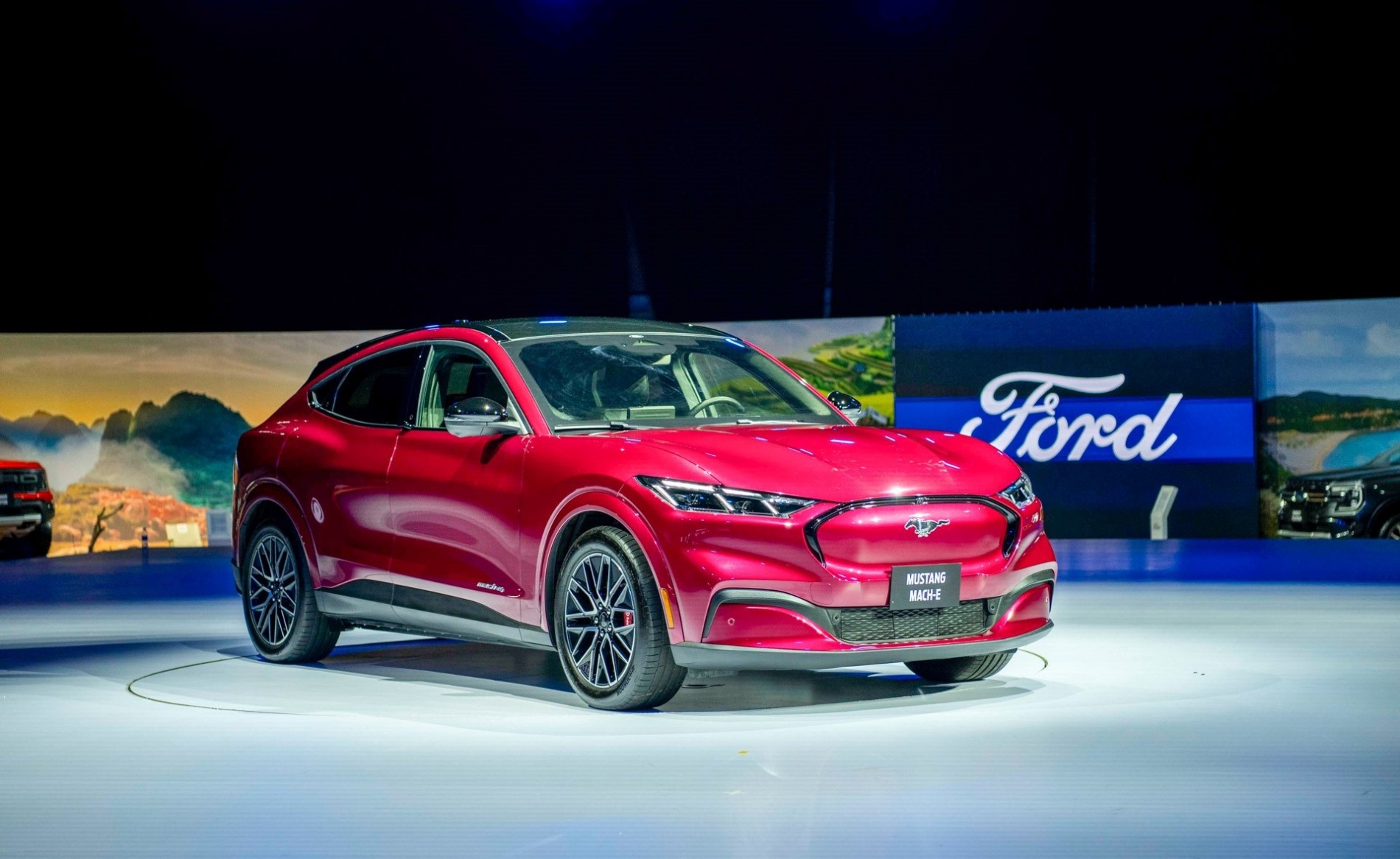 gia_xe_ford_mustang_mach_e_2025_2