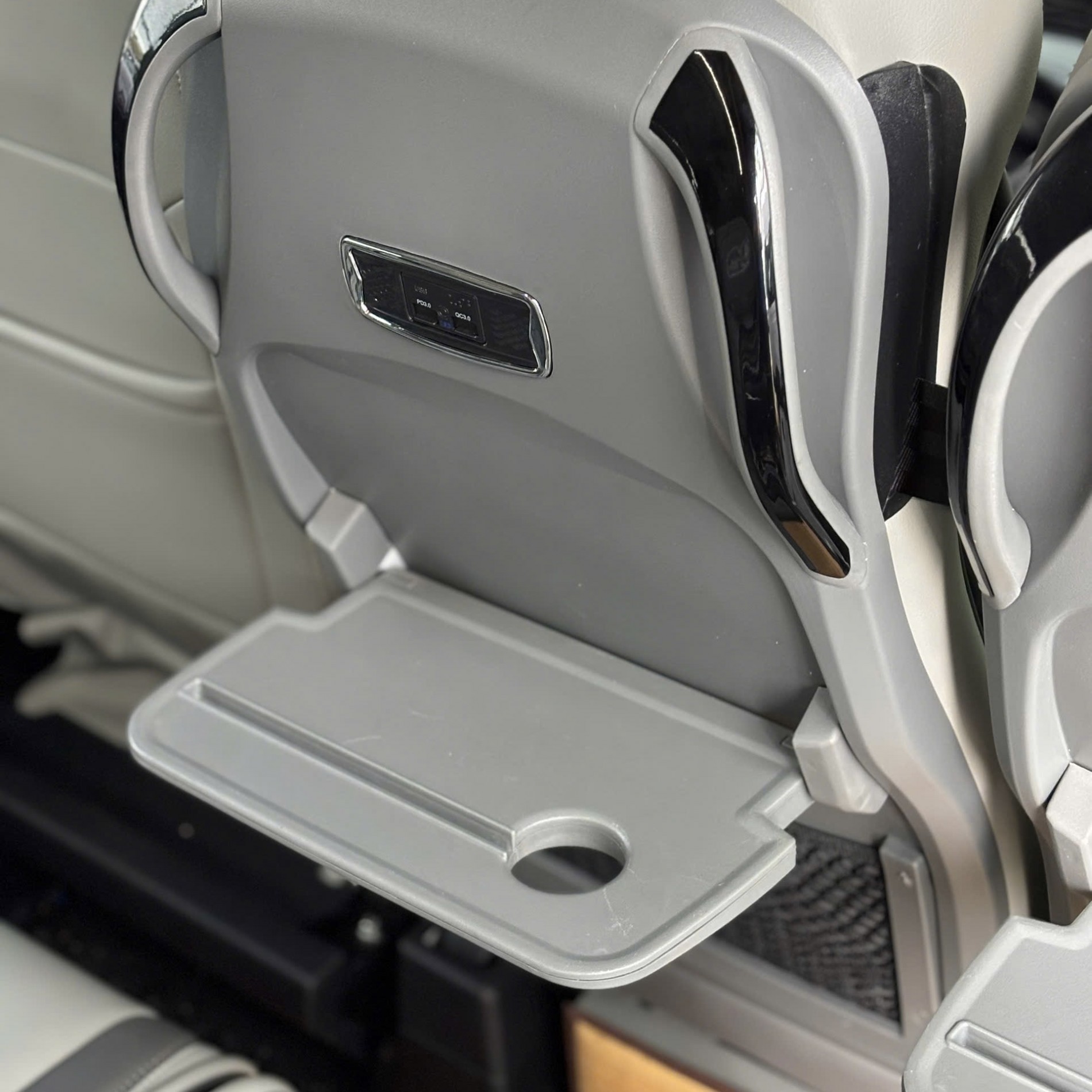 xe_cu_ford_transit_2025_sieu_luot_-_xe_ford_cu_chinh_hang_2