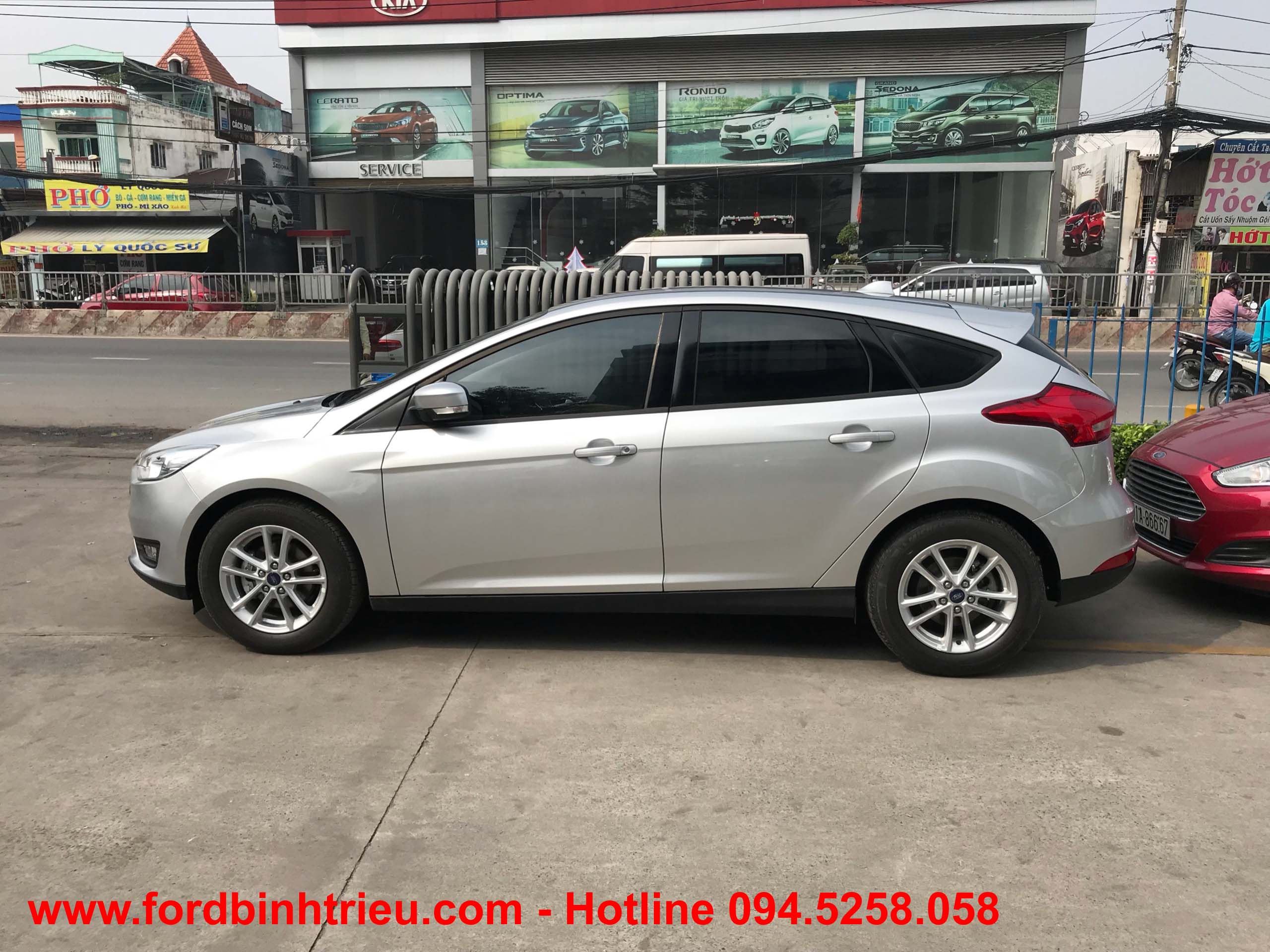 ford focus 2018 trend 5 cua - than xe