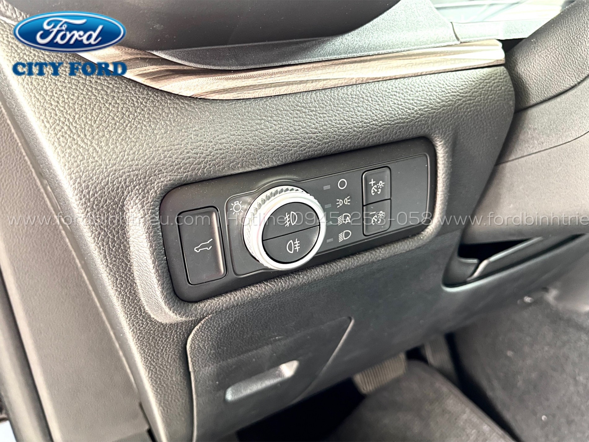 gia_xe_ford_explorer_2025_noi_that_8