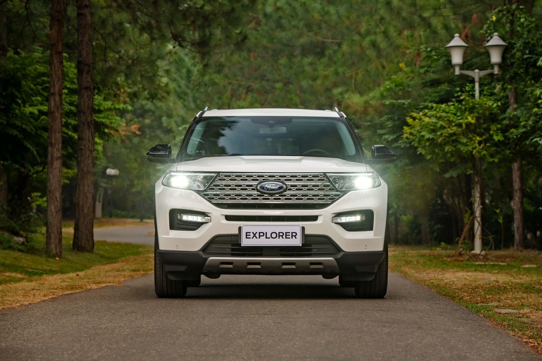 gia_xe_ford_explorer_2025_1