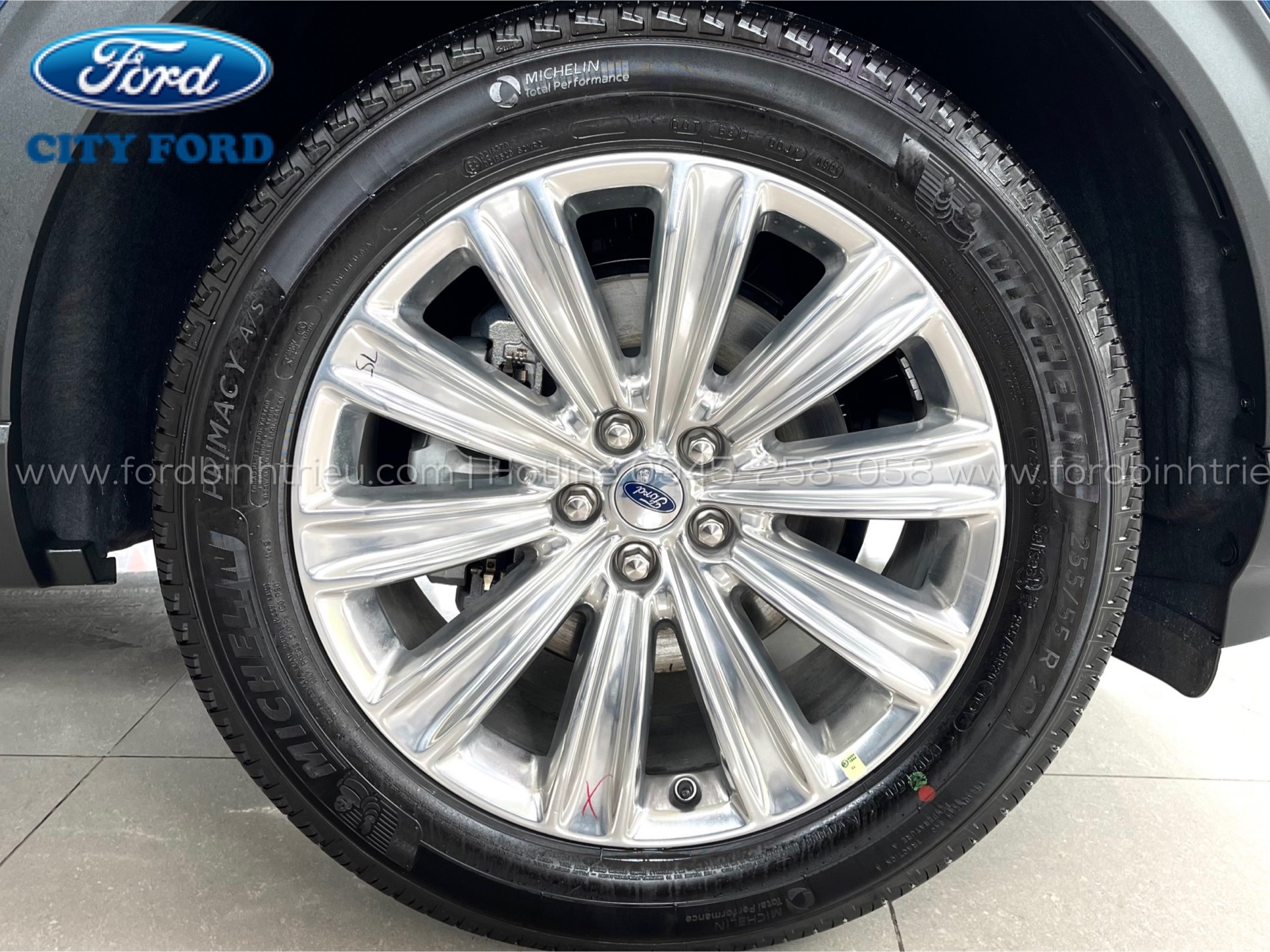 gia_xe_ford_explorer_2025_ngoai_that_9